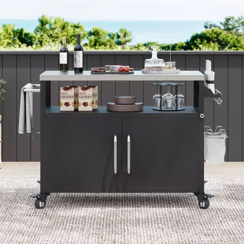 Îlot de cuisine extérieure de 54,5 pouces avec plan de travail en acier inoxydable, chariot de barbecue en métal et 4 roues verrouillables, idéal pour les barbecues en extérieur