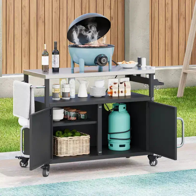 Îlot de cuisine extérieure de 54,5 pouces avec plan de travail en acier inoxydable, chariot de barbecue en métal et 4 roues verrouillables, idéal pour les barbecues en extérieur