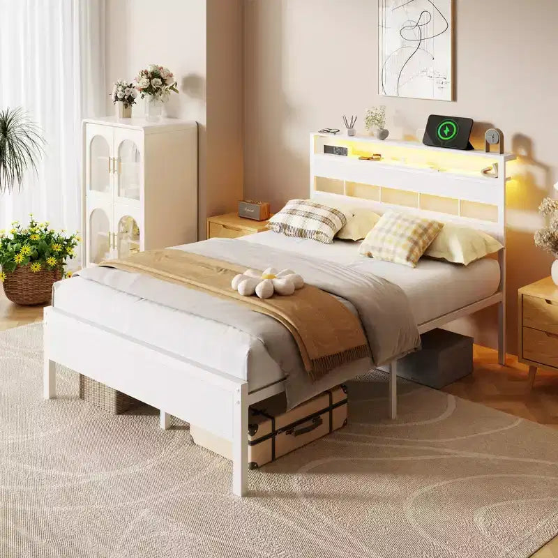 Cadre de lit double blanc avec lumières LED, station de charge, tête de lit de rangement, plateforme en métal, pas besoin de sommier tapissier, meubles de chambre à coucher pour jeunes, port USB